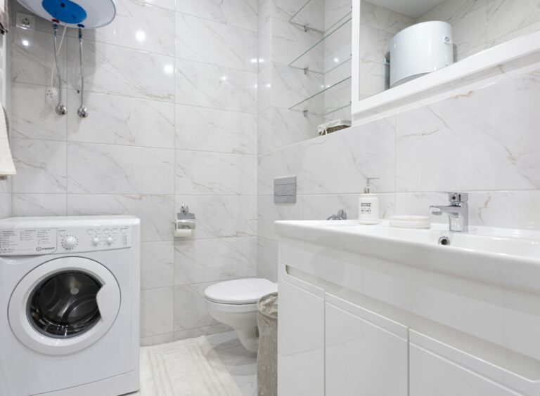 Small bathroom with wall-mounted shelves