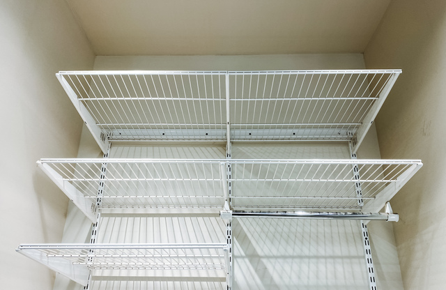 This spacious closet features welldesigned shelves and a sturdy, durable hanging rack, providing ample storage space and efficient organization for all your belongings and items